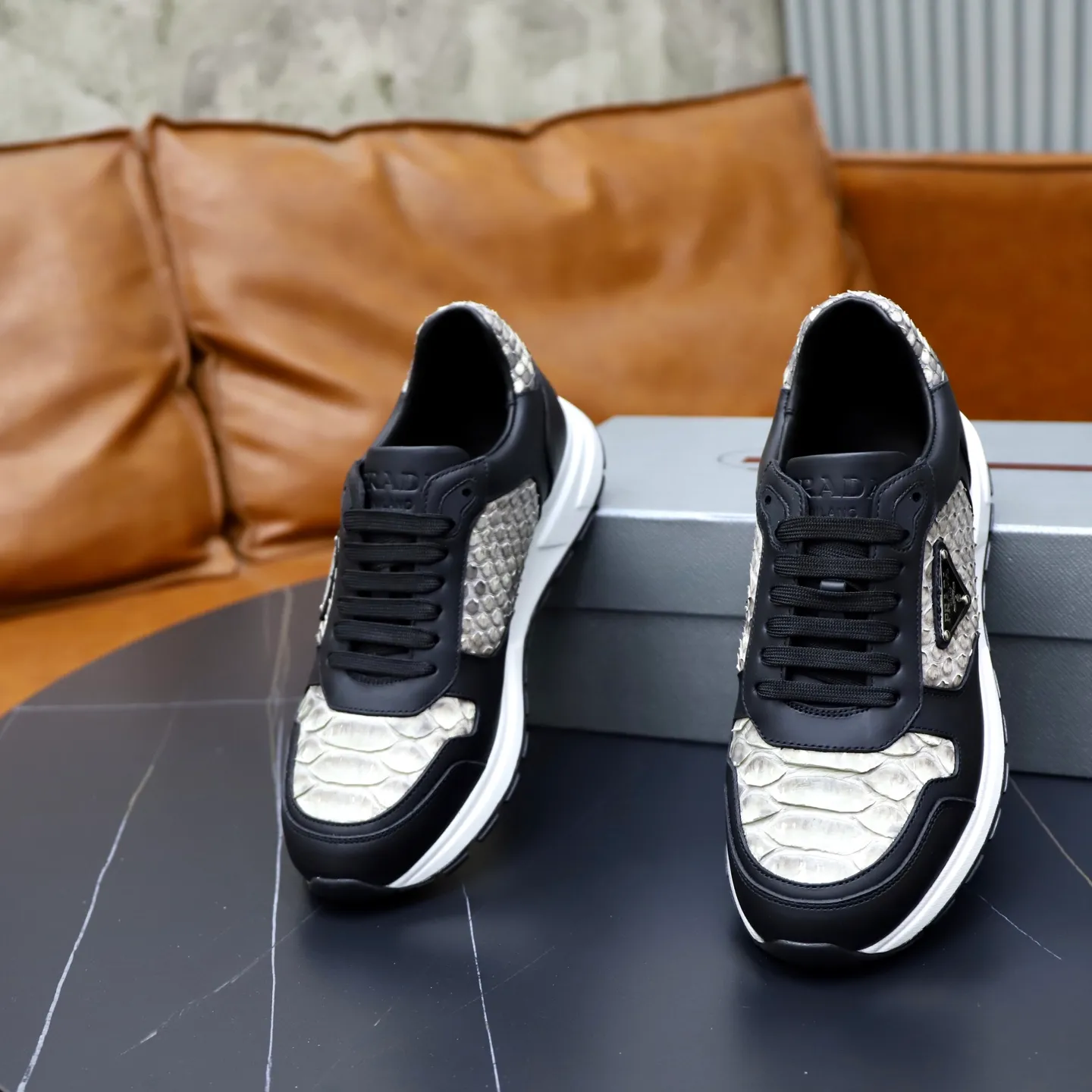 Factory price: 600💰Cow leather lining Brand: PRADA (Prada) Standard code: Men's size 38/44 (45 can be customized) Grade: Same as the official website Material: Original cowhide splicing imported cowhide lining Original combination two-color wear-resistant soft outsole Style category: Leisure and sports version Young fashion European and American trend British style Color: Real picture color